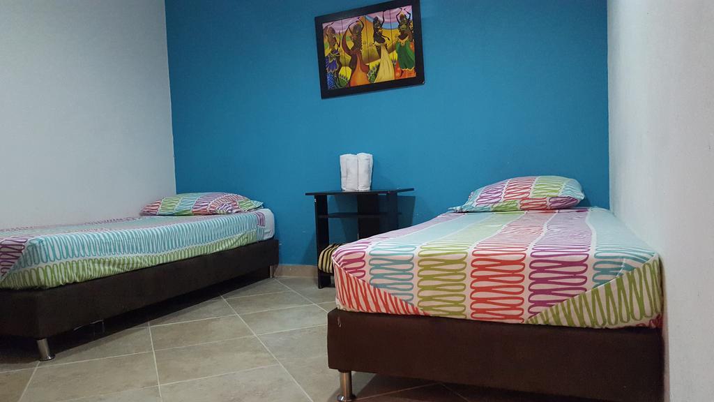 Hostal El Hangar Rionegro Bagian luar foto