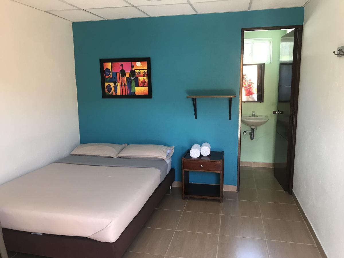 Hostal El Hangar Rionegro Bagian luar foto