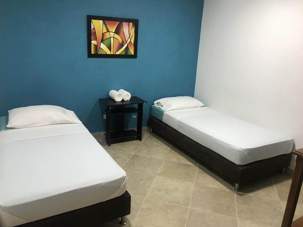 Hostal El Hangar Rionegro Bagian luar foto