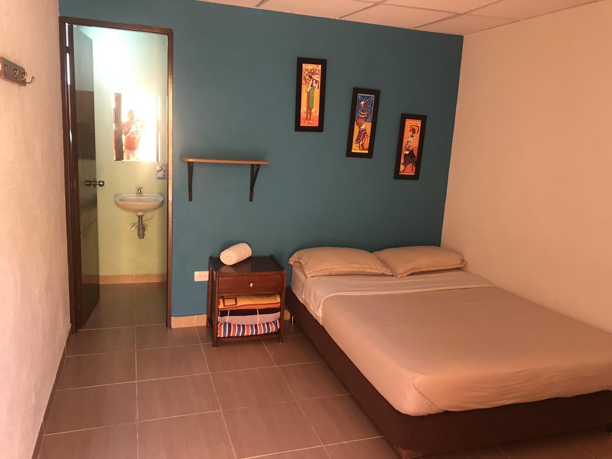 Hostal El Hangar Rionegro Bagian luar foto